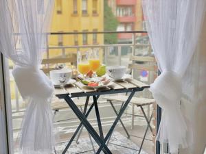 una mesa con una bandeja de comida y bebida en el balcón en Piso en San Mamés a 10 minutos de la catedral, en León