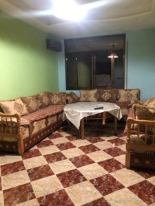 sala de estar con sofá y mesa en Hay arabie al3irfan, en Alimadene