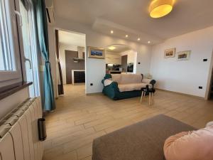 - un salon avec un canapé et un lit dans l'établissement Apartment Karla, à Rijeka