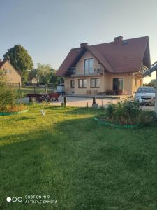 dom z podwórkiem przed nim w obiekcie ABM Noclegi w mieście Mikołajki