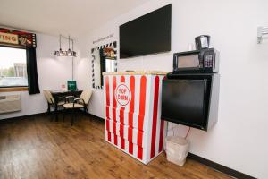 een kamer met een popcornmachine en een magnetron bij Riverside Inn in Cold Spring