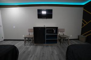 TV at/o entertainment center sa Artesia Motor Inn