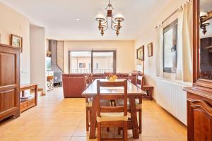 a kitchen and dining room with a table and chairs at Ca la Gloria in Vallcebre