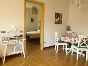 - un salon avec une table et un miroir dans l'établissement Ai tre tigli con giardino privato, à Sirolo