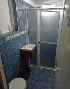 uma casa de banho com um chuveiro, um WC e um lavatório. em The Boat House Cancun em Cancún
