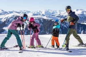 Eine Gruppe von Menschen auf Skiern im Schnee in der Unterkunft Appartements St. Leonhard in Aschau