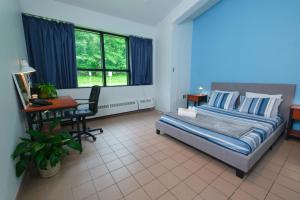 Au Campus في شيربروك: غرفة نوم بسرير ومكتب ونافذة