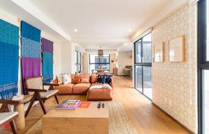 een woonkamer met een bank en een tafel bij Casa Colima by Kukun in Mexico-Stad