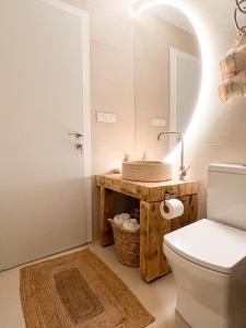 uma casa de banho com um lavatório e um WC em Mawa Cottage em Ulcinj