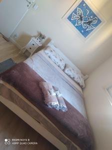 a small bedroom with a bed with at Apartamento moderno com 03 quartos e 02 garagens in Campinas