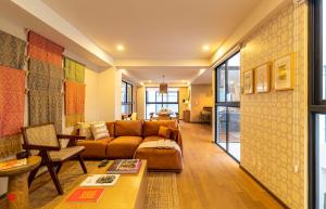 een woonkamer met een bank en een tafel bij Casa Colima by Kukun in Mexico-Stad +109 foto's