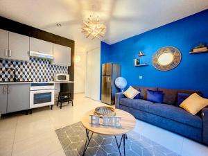 uma sala de estar com um sofá azul e uma mesa em Le Libé 206 - Quartier libération - Centre Ville em Nice