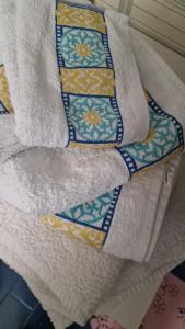 un mucchio di asciugamani seduti sopra un tavolo di La Casa del Sole a Salerno
