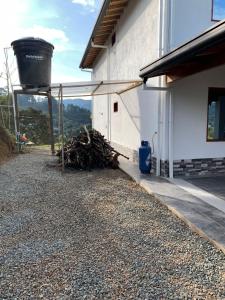 um edifício com uma pilha de madeira e um balde em Hermosa vista GH #4 em Guarne