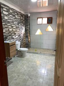 uma casa de banho com um WC e um lavatório em Hermosa vista GH #4 em Guarne