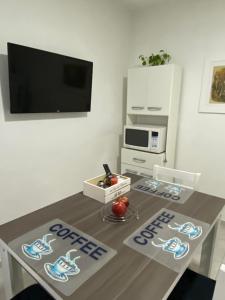 una mesa con letreros en una habitación en PH Alquileres temporarios 2 en General Roca
