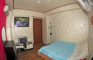 Un pat sau paturi într-o cameră la Hwaseong Guesthouse