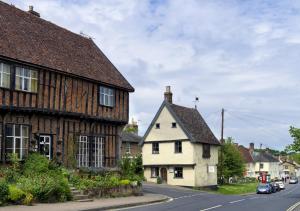 uma rua numa pequena cidade com casas em Flint Cottage em Debenham