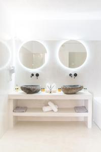 2 lavabos en un baño con 2 espejos en CSKY VILLAS, en Imerovigli