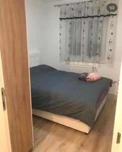 En eller flere senge i et værelse på Stan_na_dan Modriča