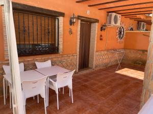 Cuevas del CampoにあるHoya de la virgenのテーブルと椅子付きのパティオが備わる客室です。