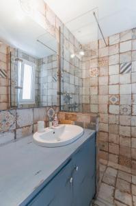 a bathroom with a sink and a mirror at Comfortable 2 BD apartment close to Athens archeological museum in Athens