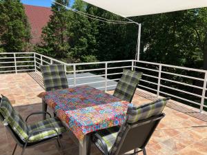 Balkón nebo terasa v ubytování Honvéd n4. apartman + 2 fotografie