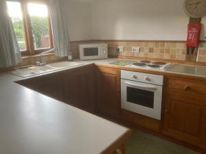 A kitchen or kitchenette at The Manger at Bethersden, nr Tenterden and Ashford