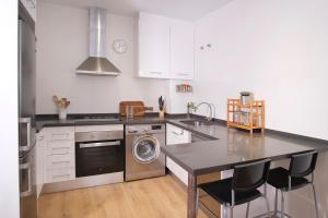 a kitchen with a washer and a sink and a dishwasher at Hogar moderno cerca de Casco Antiguo de Valencia in Valencia