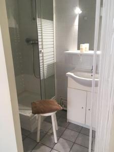 a bathroom with a shower and a toilet and a sink at ANTONY Centre à 150m du RER Antony, des commerces et du marché. in Antony