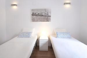 Cette chambre comprend 2 lits et une photo murale. dans l'établissement Ibanova Homes Casco Antiguo 1, à Valence