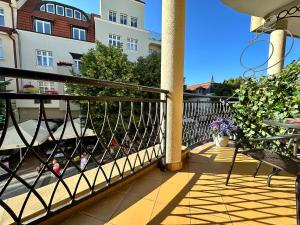 balkon z poręczą i budynek w obiekcie Azja, Sopot Monte Cassino, Balkon, Parking w mieście Sopot