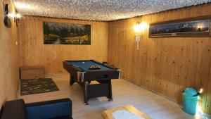 a pool table in a room with wooden walls at Pokoje gościnne Jawor in Bukowina Tatrzańska