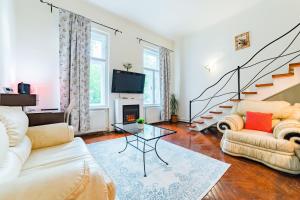 Una sala de estar con dos sofás y un televisor. en Sabin Apartments Private Parking, en Brasov