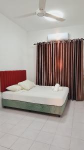 萬津的住宿－Anjung KLIA House 72 With Neflix & Airport Shuttle，床上床,坐在带窗帘的房间