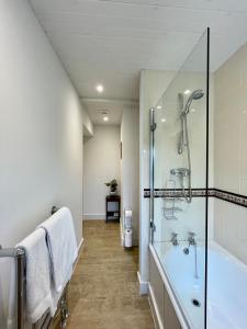 uma casa de banho com um chuveiro, uma banheira e um lavatório. em Achnacriche B&B em Bonnavoulin