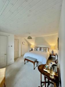 1 dormitorio con 1 cama y 1 mesa en Achnacriche B&B en Bonnavoulin