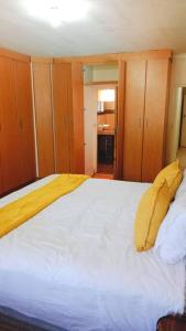 Ein Bett oder Betten in einem Zimmer der Unterkunft Prosam Guesthouse Inn