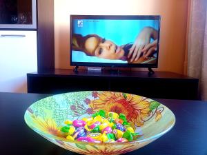 uma tigela sobre uma mesa em frente a uma televisão em "Maria Luisa" - Top center apartment em Sófia