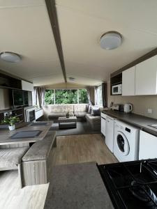 eine Küche und ein Wohnzimmer mit Waschmaschine und Trockner in der Unterkunft Aberlady75 in Port Seton