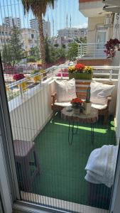 a balcony with a table and chairs on a balcony at Şehrin kalbinde benzersiz ev in Mersin