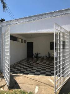una puerta abierta a un garaje con suelo a cuadros en Departamento Canek 1 en Mérida