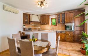 Η κουζίνα ή μικρή κουζίνα στο Three-Bedroom Apartment In Srinjine