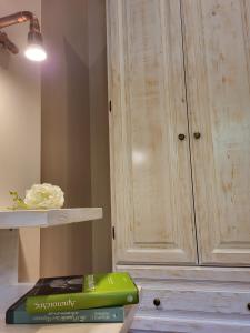un armario de madera en una habitación con un libro verde en BELLA VITA boutique hotel lefkada, en Lefkada