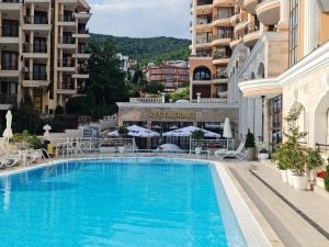 a large swimming pool in the middle of a building at GH Apartment Admiral Sveti Vlas in Sveti Vlas