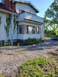 uma casa a ser remodelada com uma rede em frente em Nina`s GuestHouse, 30m2, 75m2 ja 85m2 tai koko talo 190m2 em Jämsä