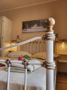 una camera con letto con struttura bianca di BELLA VITA boutique hotel lefkada a Città di Lefkada