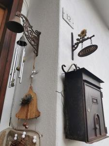 un muro con una TV e alcuni oggetti sopra di Casa Phoenix Appartamento piano terra immerso nel verde a pochi minuti dalla ciclabile a Pieve di Cadore