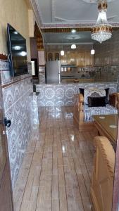 salon z kanapą i kuchnią w obiekcie luxury apartments w mieście Asila
