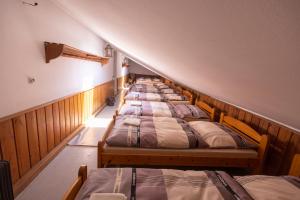 Eine Reihe von Betten befindet sich in einem Zimmer in der Unterkunft Lovecká chata Myslivna in Hrušovany nad Jevišovkou